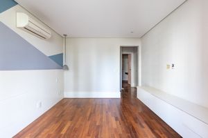 Image 20 - 924617