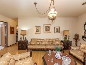 Image 8 - 924670