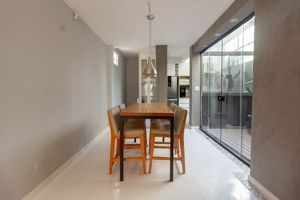 Image 7 - 924682