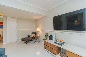 Image 1 - 924699