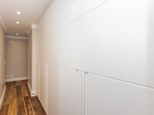 Image 21 - 924704