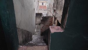 Image 1 - 924712