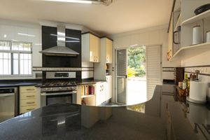 Image 19 - 924736