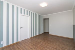 Image 32 - 924842