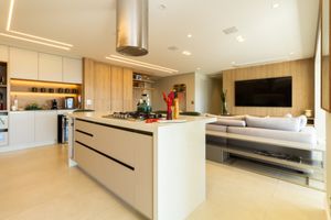 Image 17 - 924852