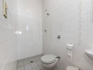 Image 11 - 924918