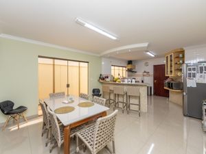 Image 19 - 924920