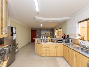 Image 22 - 924920