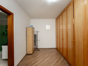 Image 15 - 924941
