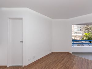 Image 3 - 924942