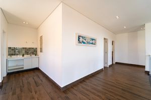 Image 19 - 924957