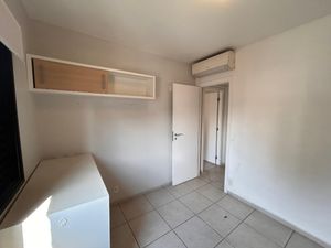 Image 31 - 925004