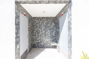 Image 22 - 925005