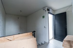 Image 38 - 925011