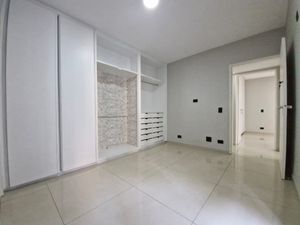 Image 18 - 925016