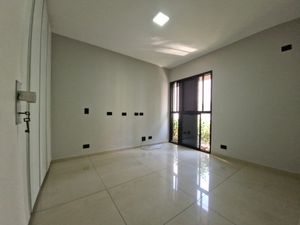 Image 21 - 925016