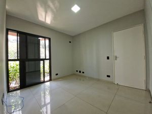 Image 22 - 925016