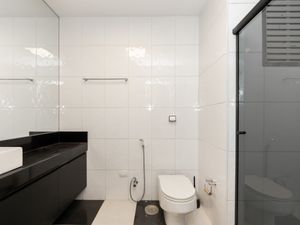 Image 19 - 925022