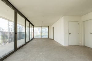 Image 7 - 925060