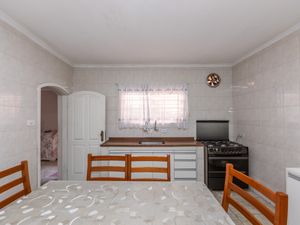 Image 18 - 925113