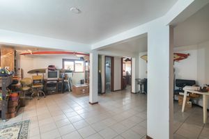 Image 42 - 925250