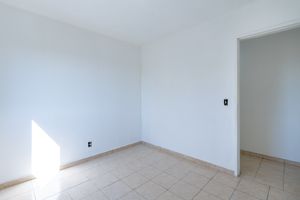 Image 20 - 925305