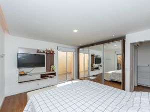 Image 17 - 925316