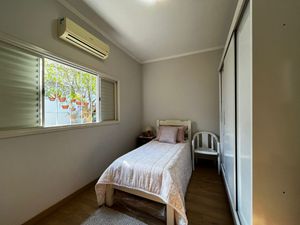 Image 26 - 925327