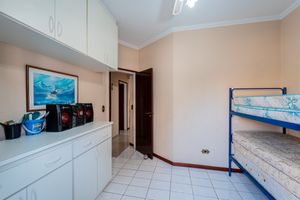 Image 19 - 925330