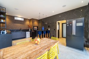 Image 1 - 925332