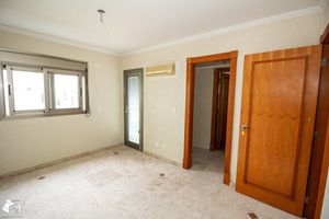 Image 19 - 925350