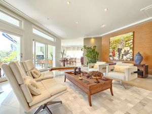 Image 4 - 925372