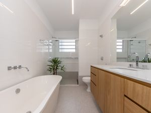 Image 19 - 925447