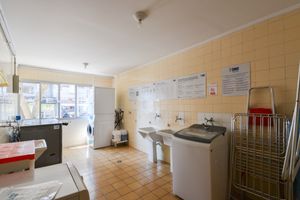 Image 21 - 925498