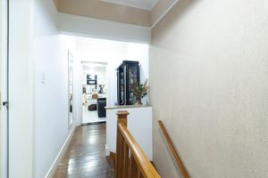 Image 18 - 925501