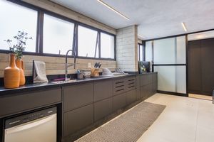 Image 34 - 925550