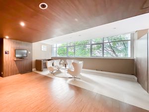 Image 33 - 925551