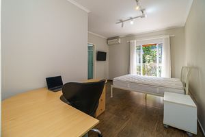 Image 18 - 925971