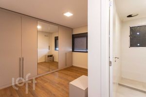 Image 32 - 926677