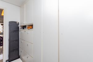 Image 29 - 927052