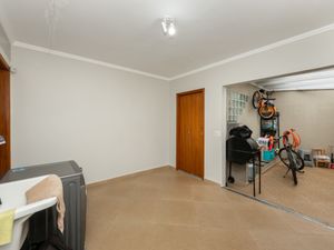 Image 11 - 927334