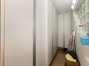 Image 13 - 927334