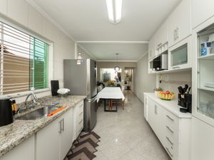 Image 10 - 927334