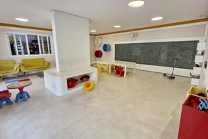 Image 42 - 927336