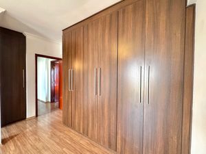 Image 19 - 927342