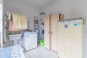 Image 21 - 927491