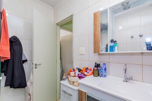 Image 10 - 927565