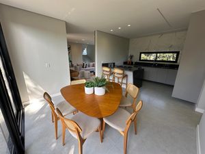 Image 11 - 927595