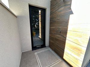 Image 30 - 927595