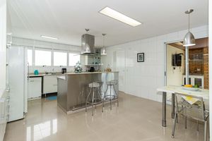 Image 19 - 927611